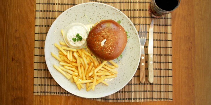 Burger podle výběru z 6 verzí, hranolky s tatarkou a nápoj pro 1–4 osoby