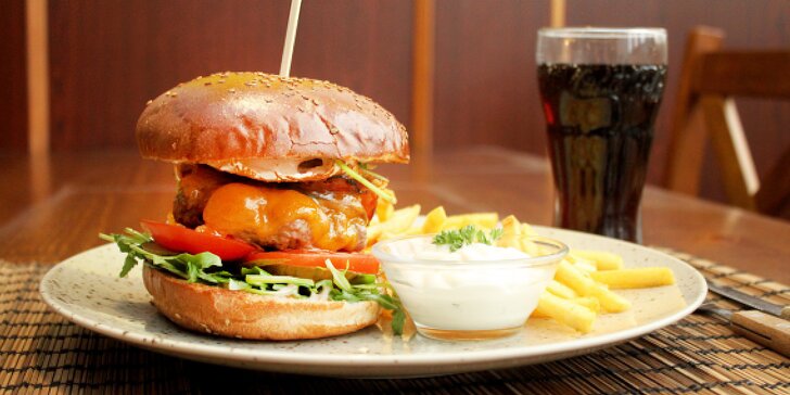 Burger podle výběru z 6 verzí, hranolky s tatarkou a nápoj pro 1–4 osoby