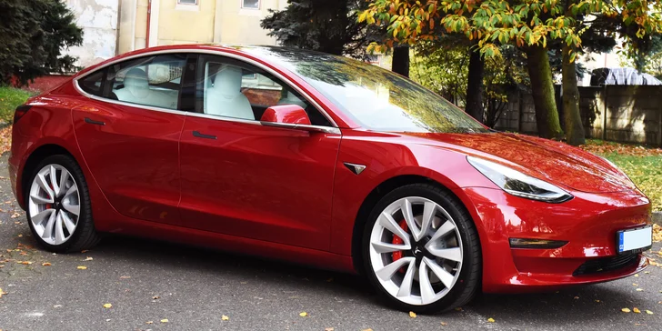 Jízda do budoucnosti: spolujezdcem i řidičem v elektromobilu Tesla Model 3