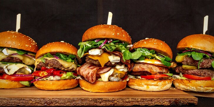 Burger menu: 100% hovězí z českého chovu, americká BBQ omáčka, hranolky i pepsi
