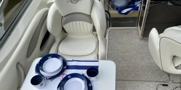 Pronájem motorového člunu na Slapech: až pro 8 osob, 1–12 hodin, palivo