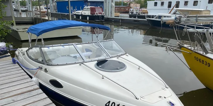 Pronájem motorového člunu na Slapech: až pro 8 osob, 1–12 hodin, palivo