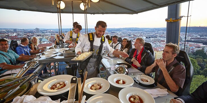 Exkluzivní degustační menu od špičkových šéfkuchařů podávané 50 metrů nad Prahou