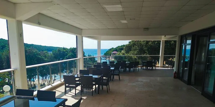 2 noci na Istrii: doprava, hotel s bazénem, 50 m na pláž, polopenze a dítě do 11,99 let zdarma