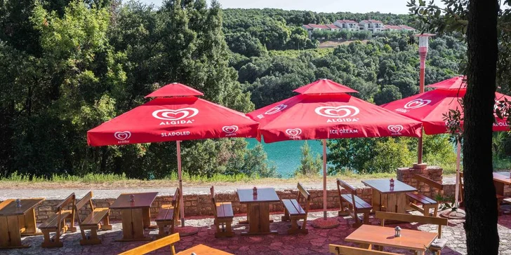 2 noci na Istrii: doprava, hotel s bazénem, 50 m na pláž, polopenze a dítě do 11,99 let zdarma