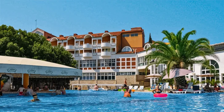 2 noci na Istrii: doprava, hotel s bazénem, 50 m na pláž, polopenze a dítě do 11,99 let zdarma