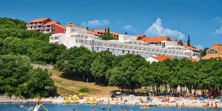 2 noci na Istrii: doprava, hotel s bazénem, 50 m na pláž, polopenze a dítě do 11,99 let zdarma