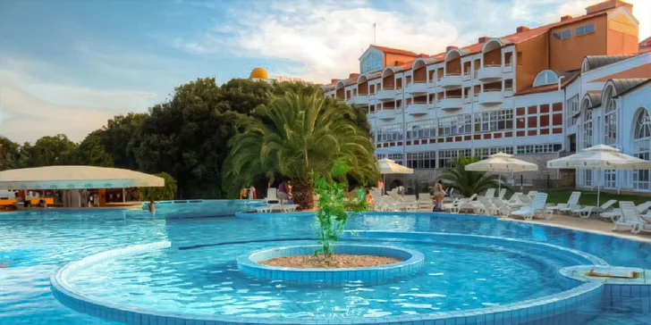 2 noci na Istrii: doprava, hotel s bazénem, 50 m na pláž, polopenze a dítě do 11,99 let zdarma