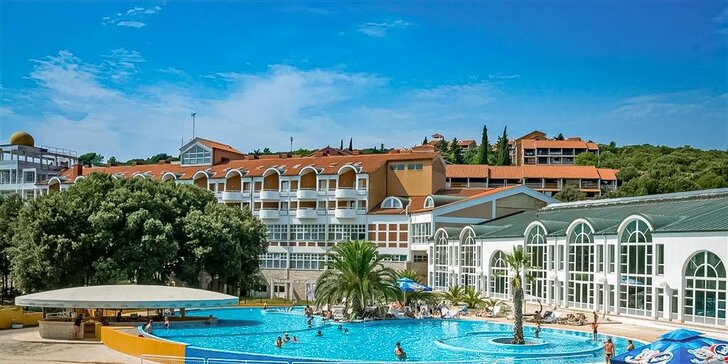 2 noci na Istrii: doprava, hotel s bazénem, 50 m na pláž, polopenze a dítě do 11,99 let zdarma
