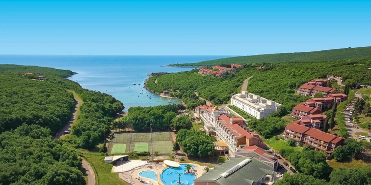 2 noci na Istrii: doprava, hotel s bazénem, 50 m na pláž, polopenze a dítě do 11,99 let zdarma