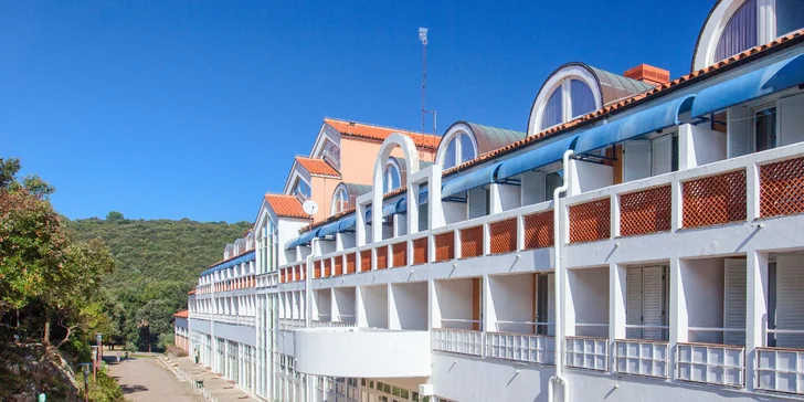 2 noci na Istrii: doprava, hotel s bazénem, 50 m na pláž, polopenze a dítě do 11,99 let zdarma