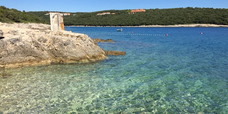 2 noci na Istrii: doprava, hotel s bazénem, 50 m na pláž, polopenze a dítě do 11,99 let zdarma