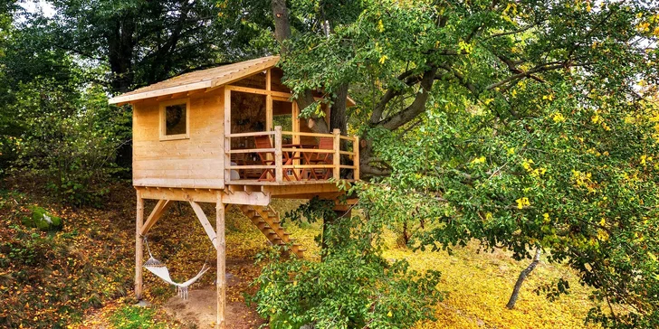 Netradiční pobyt na stromě: treehouse na Vysočině, vyhřívaný koupací sud i lahev vína