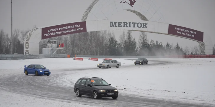 Prožeňte vlastní vůz po mosteckém autodromu: 3× 10 minut jízdy a komentovaná prohlídka zázemí okruhu