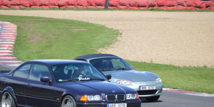 Prožeňte vlastní vůz po mosteckém autodromu: 3× 10 minut jízdy a komentovaná prohlídka zázemí okruhu