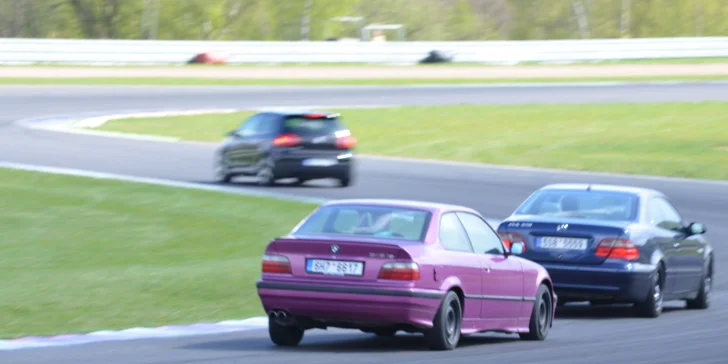 Prožeňte vlastní vůz po mosteckém autodromu: 3× 10 minut jízdy a komentovaná prohlídka zázemí okruhu