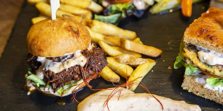 Podává se hovězí cheeseburger, burger s trhaným hovězím masem i s cizrnou. 