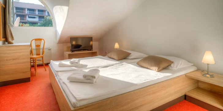 2 noci na Istrii: doprava, hotel s bazénem, 50 m na pláž, polopenze a dítě do 11,99 let zdarma