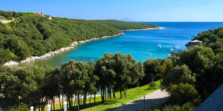 2 noci na Istrii: doprava, hotel s bazénem, 50 m na pláž, polopenze a dítě do 11,99 let zdarma