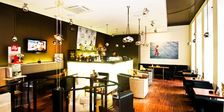 Dva horké nápoje a dva zákusky v Cafe Infinity