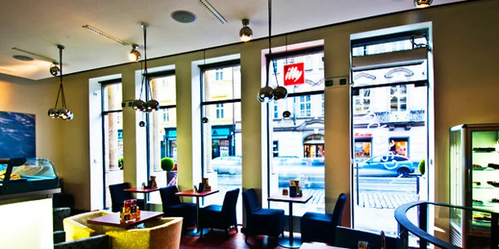 Dva horké nápoje a dva zákusky v Cafe Infinity
