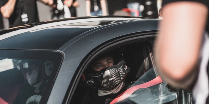 Na okruhu v supersportu AMG C63 Clubsport: 1–9 kol s rallye závodníkem Martinem Semerádem