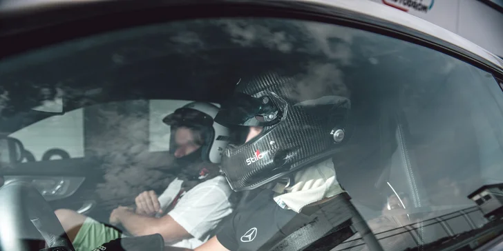 Na okruhu v supersportu AMG C63 Clubsport: 1–9 kol s rallye závodníkem Martinem Semerádem