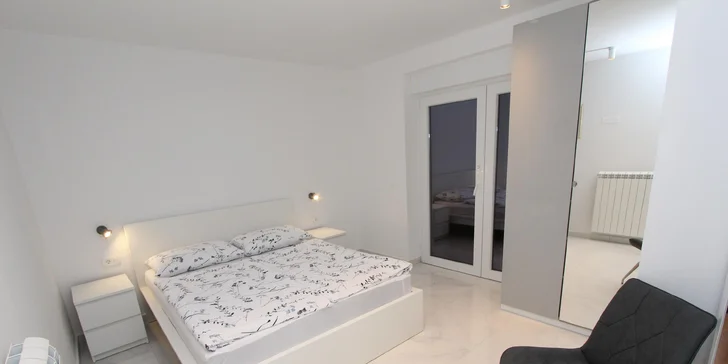 Vybavené apartmány na kraji městečka Rovinj: balkón a výhled na moře, na pláž jen 400 metrů