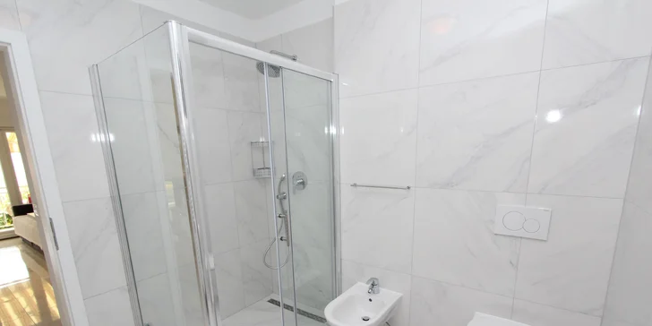 Vybavené apartmány na kraji městečka Rovinj: balkón a výhled na moře, na pláž jen 400 metrů
