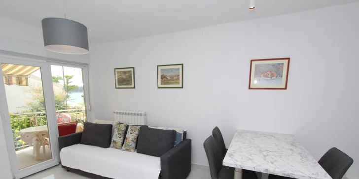 Vybavené apartmány na kraji městečka Rovinj: balkón a výhled na moře, na pláž jen 400 metrů