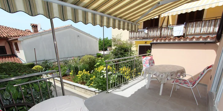 Vybavené apartmány na kraji městečka Rovinj: balkón a výhled na moře, na pláž jen 400 metrů