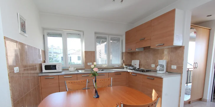 Vybavené apartmány na kraji městečka Rovinj: balkón a výhled na moře, na pláž jen 400 metrů