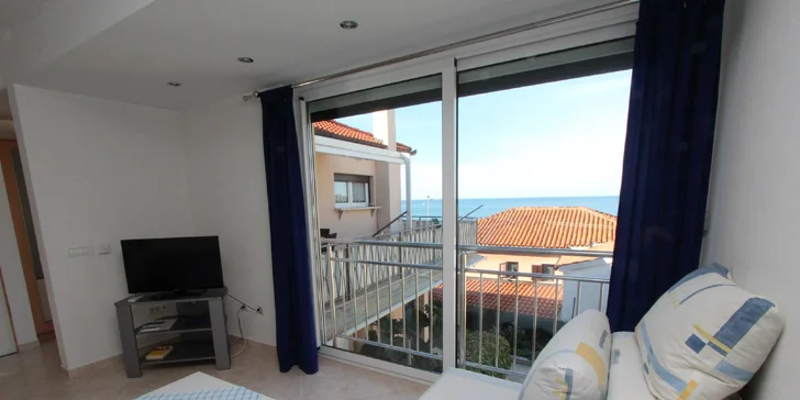 Vybavené apartmány na kraji městečka Rovinj: balkón a výhled na moře, na pláž jen 400 metrů