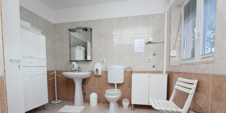 Vybavené apartmány na kraji městečka Rovinj: balkón a výhled na moře, na pláž jen 400 metrů