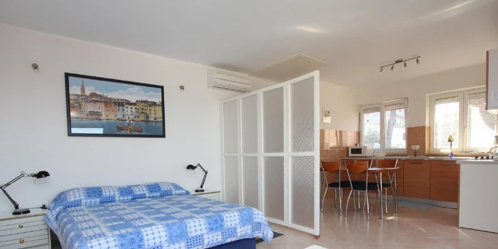 Vybavené apartmány na kraji městečka Rovinj: balkón a výhled na moře, na pláž jen 400 metrů