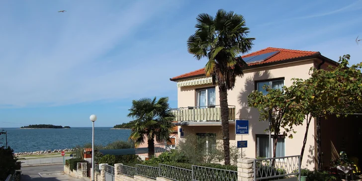 Vybavené apartmány na kraji městečka Rovinj: balkón a výhled na moře, na pláž jen 400 metrů