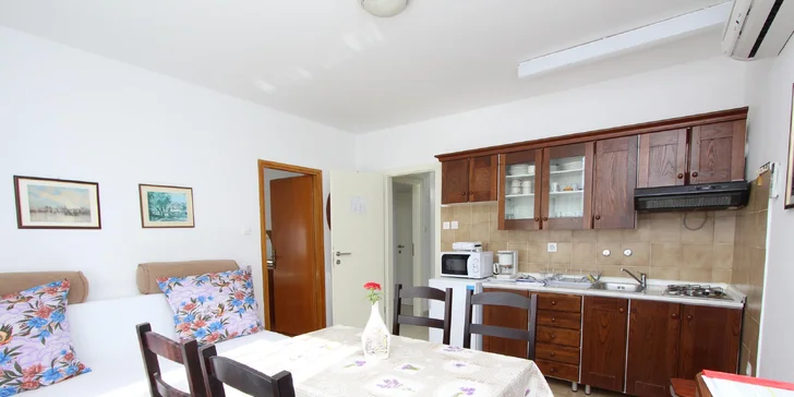 Vybavené apartmány na kraji městečka Rovinj: balkón a výhled na moře, na pláž jen 400 metrů