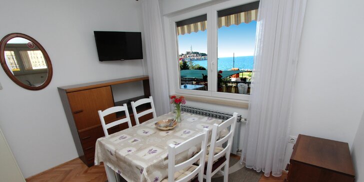 Vybavené apartmány na kraji městečka Rovinj: balkón a výhled na moře, na pláž jen 400 metrů