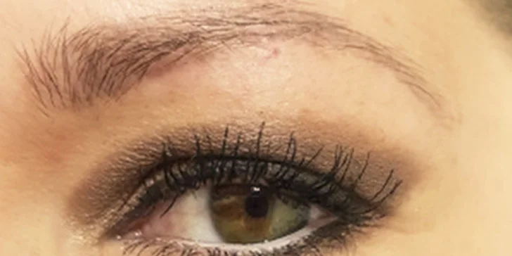 Výrazné obočí pudrovou metodou i permanentní make-up očních linek či rtů