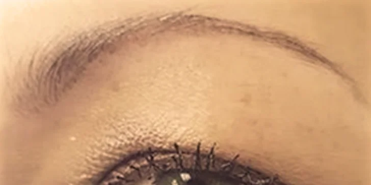 Výrazné obočí pudrovou metodou i permanentní make-up očních linek či rtů