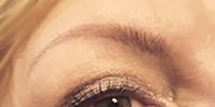 Výrazné obočí pudrovou metodou i permanentní make-up očních linek či rtů