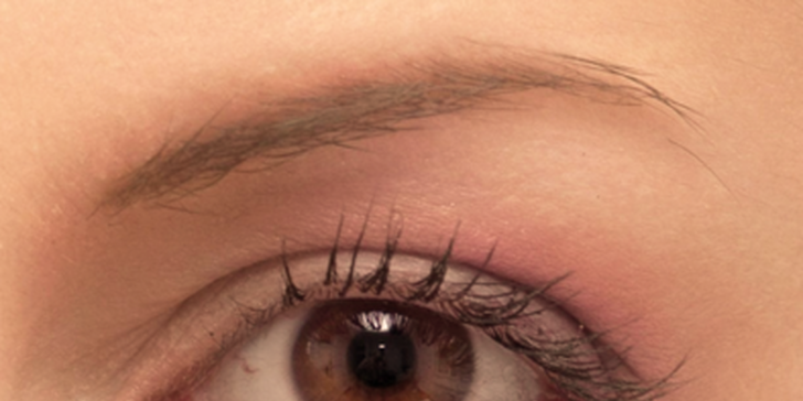 Výrazné obočí pudrovou metodou i permanentní make-up očních linek či rtů