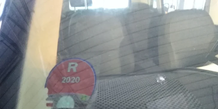 Oprava praskliny na čelním skle automobilu: za 20 minut není po poškození ani památky
