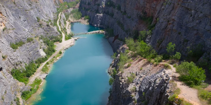 V podhradí Karlštejna: Příroda, klid a spousta turistických zajímavostí v okolí