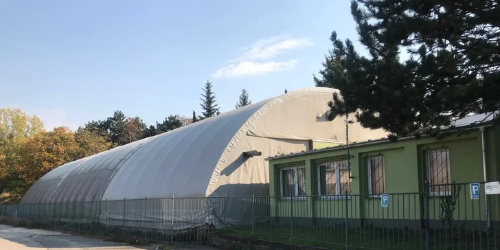 Pronájem kurtu v tenisové hale až pro 4 osoby: 2x 60 minut