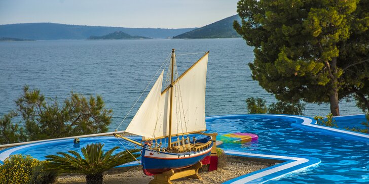Dovolená u Splitu pro všechny věkové kategorie: apartmány pro 2–6 osob v plně vybaveném resortu