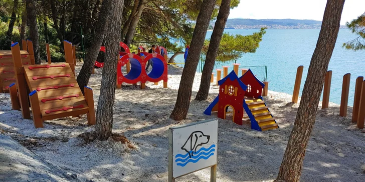 Dovolená u Splitu pro všechny věkové kategorie: apartmány pro 2–6 osob v plně vybaveném resortu