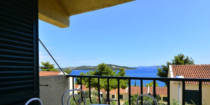 Dovolená u Splitu pro všechny věkové kategorie: apartmány pro 2–6 osob v plně vybaveném resortu