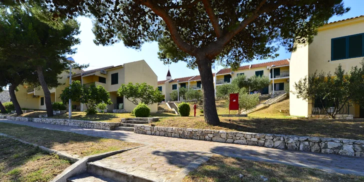 Dovolená u Splitu pro všechny věkové kategorie: apartmány pro 2–6 osob v plně vybaveném resortu