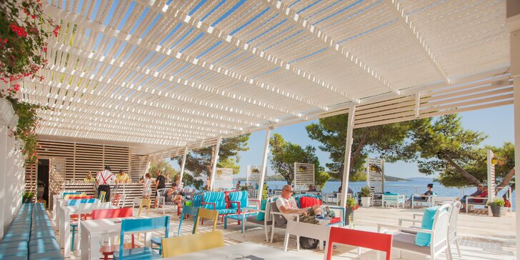 Dovolená v perfektně vybaveném resortu u Splitu: klimatizované mobilní domky až pro 6 osob, moře zábavy